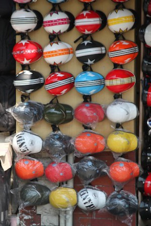 überall kann man Helme kaufen 